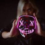 Een vrouw die een led masker voor de hals gebruikt voor huidverzorging en verjonging.