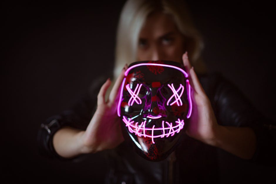 Een vrouw die een led masker voor de hals gebruikt voor huidverzorging en verjonging.