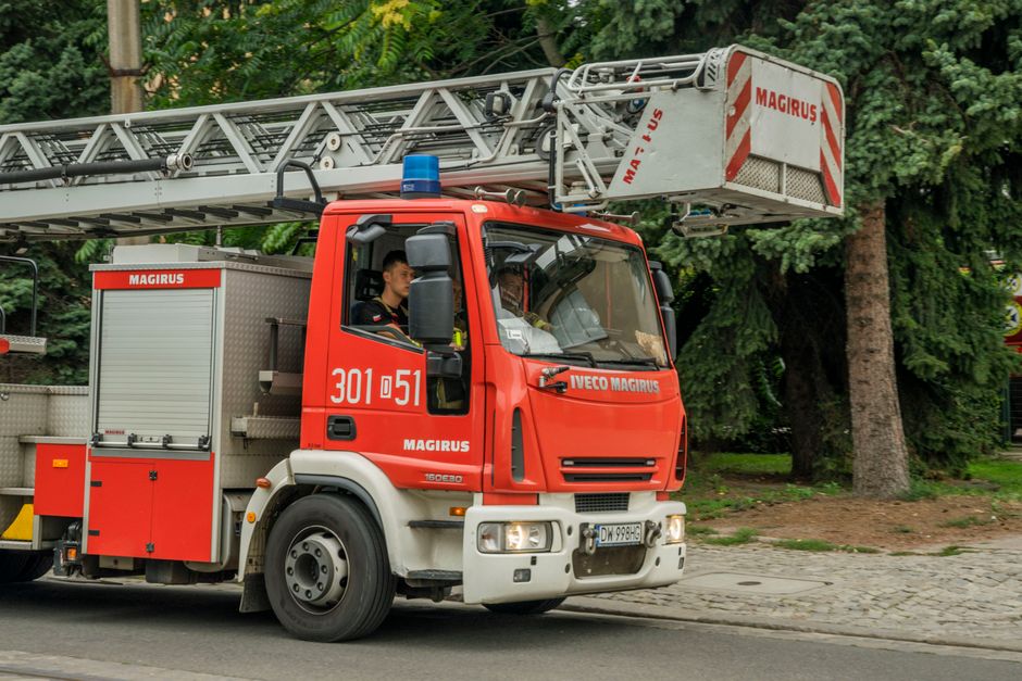 Een vrachtwagen met glanzende lak na gebruik van polijstmiddelen, die bescherming biedt tegen krassen en weersinvloeden.