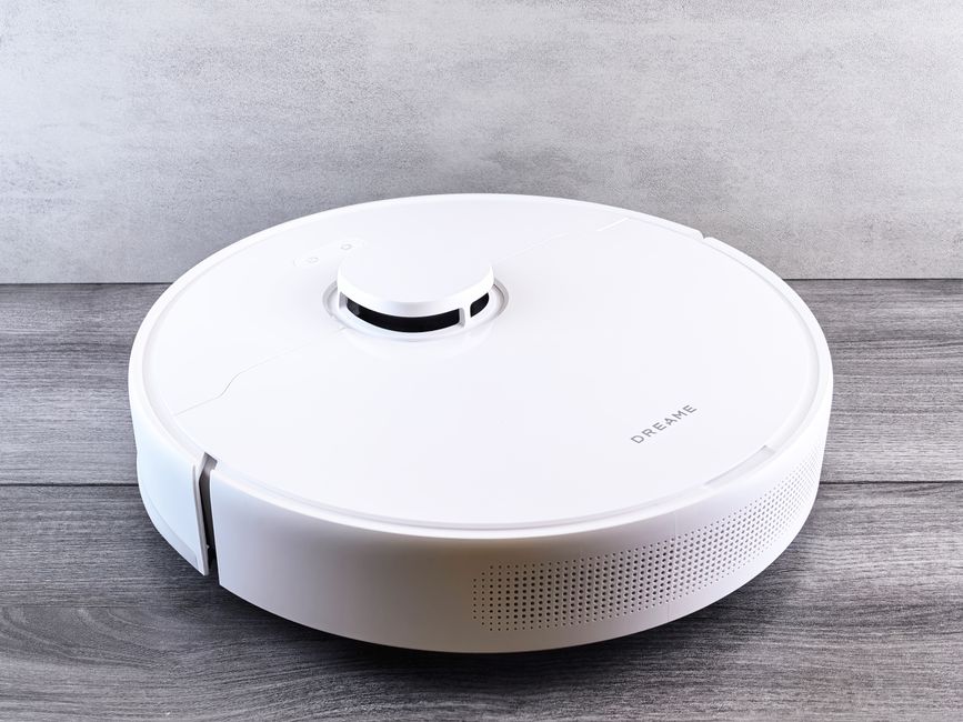 Een moderne robotstofzuiger zonder dweil die een vloer efficiënt schoonmaakt in een huiselijke omgeving.