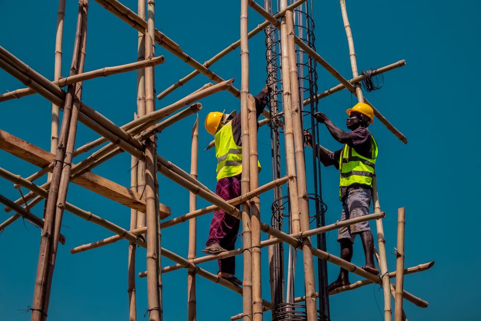 Een werkzoekende die succesvol is via een gespecialiseerd uitzendbureau, met blije werkgevers en uitzendkrachten.